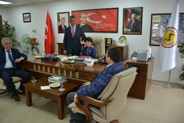 BELEDİYE BAŞKANIMIZ KOLTUĞUNU ÖĞRENCİLERE BIRAKTI.