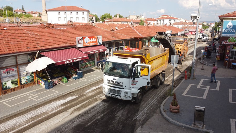 ÇARŞI MERKEZİNDE SICAK ASFALT SERİM ÇALIŞMALARIMIZI BAŞLATTIK