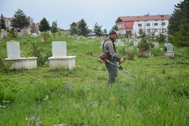 MEZARLIKLAR BAYRAM ZİYARETİNE HAZIRLANIYOR
