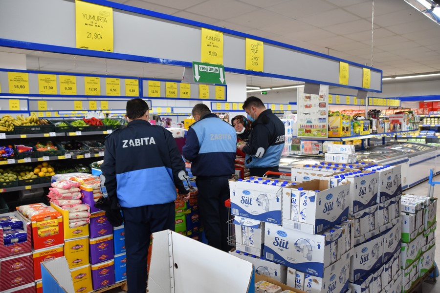 ZABITA EKİPLERİ İLÇE GENELİNDEKİ MARKETLERİ DENETLEDİ
