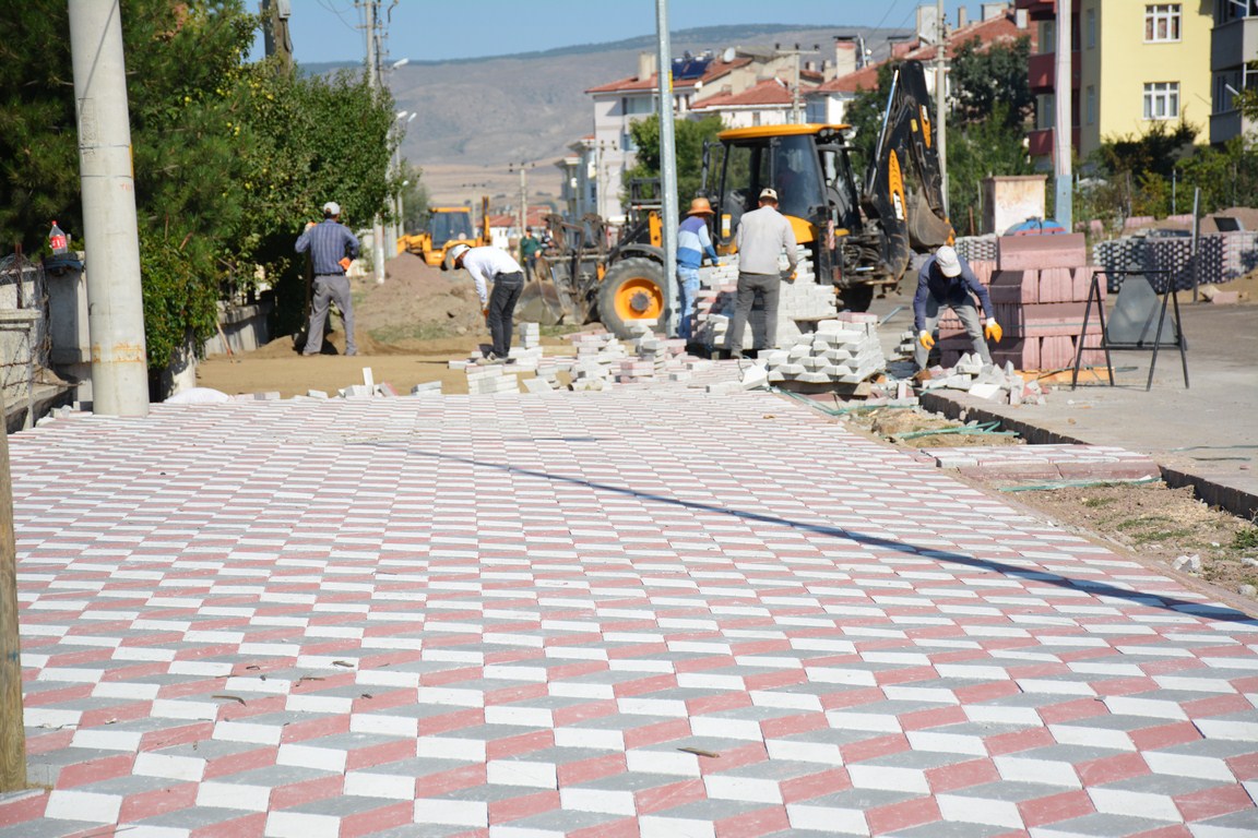 HÜKÜMET CADDESİ KALDIRIMLA TANIŞIYOR
