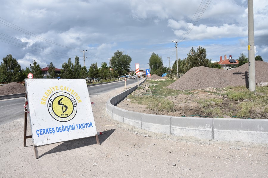 İLÇEMİZ GENELİNDE PLANLI BİR ŞEKİLDE YOL VE KALDIRIM ÇALIŞMALARIMIZ BAŞLADI